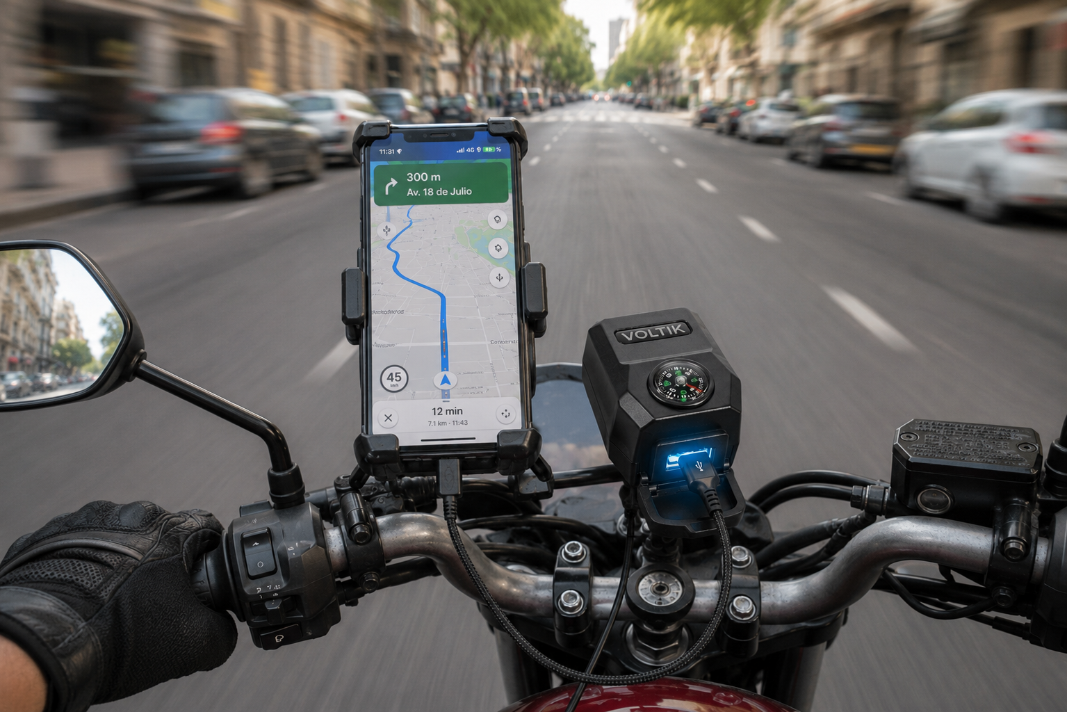 Celular firme en soporte VOLTIK con cargador USB y brújula